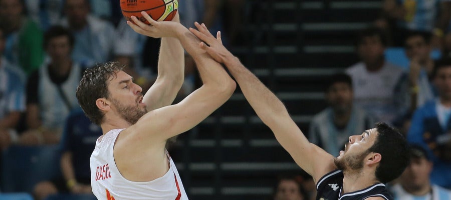 Pau Gasol lanza a canasta ante la oposición de Roberto Acuña Pau Gasol lanza a canasta ante la oposición de Roberto Acuña