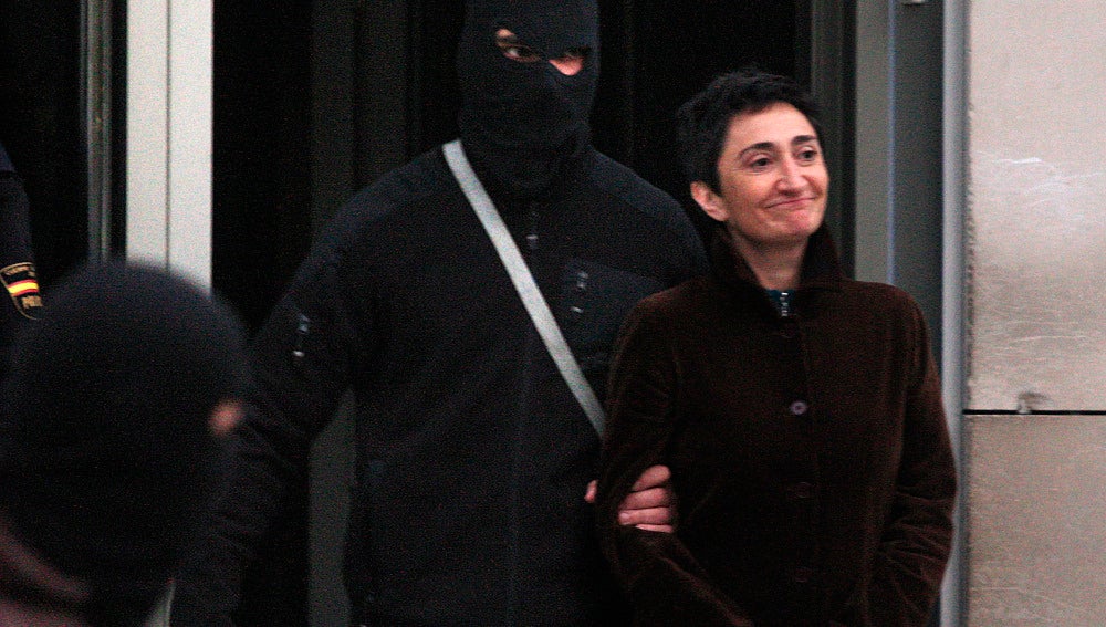 Elena Beloki, escoltada por un policía enmascarados en San Sebastián