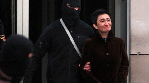 Elena Beloki, escoltada por un polic&iacute;a enmascarados en San Sebasti&aacute;n