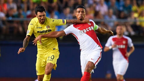 Soriano y Dirar pelean por la posesi&oacute;n del bal&oacute;n