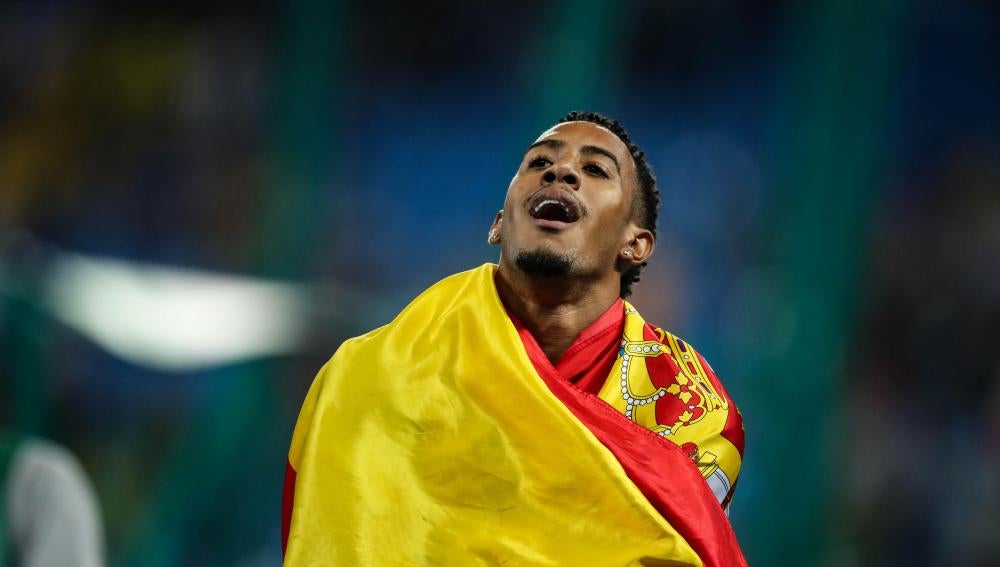 Orlando Ortega, con la bandera de España