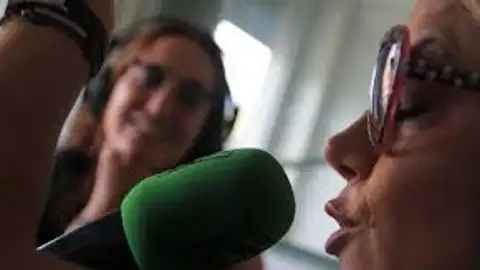 Eva Gálvez Eva Gálvez frente a los micros de Onda Cero Marbella