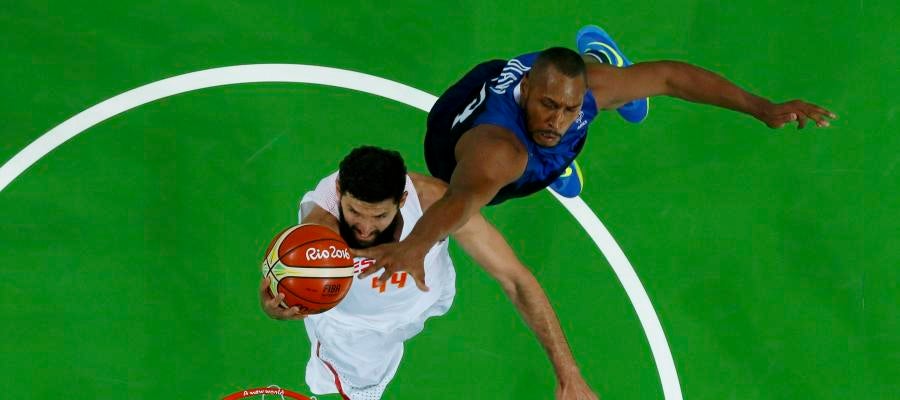 Nikola Mirotic intenta anotar ante la defensa de Boris Diaw Nikola Mirotic intenta anotar ante la defensa de Boris Diaw
