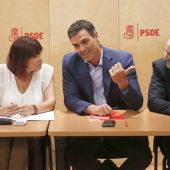 El secretario general del PSOE, Pedro Sánchez, junto a la presidenta, Micaela Navarro, y el secretario de Organización, César Luena