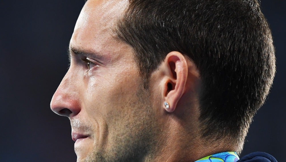 Renaud Lavillenie llorando en la entrega de medallas
