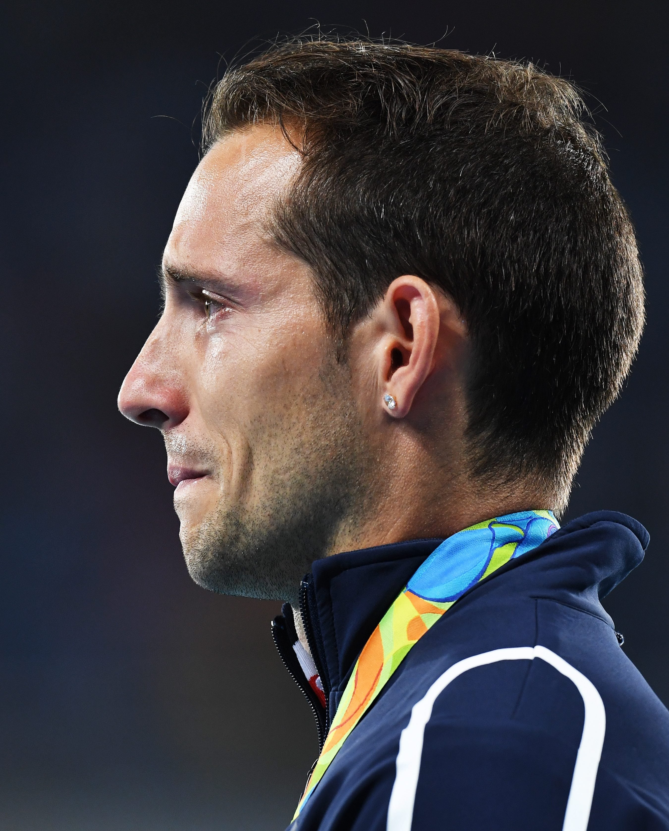 Lavillenie llora en el podio ante los abucheos del público brasileño Lavillenie llora en el podio ante los abucheos del público brasileño