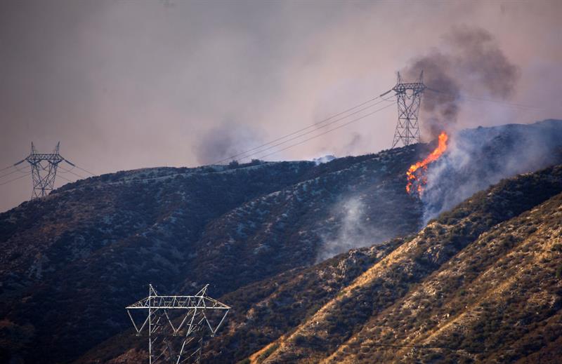 Un incendio fuera de control en California obliga a evacuar a 82.000 personas Un incendio fuera de control en California obliga a evacuar a 82.000 personas