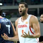 Felipe Reyes protesta ante los árbitros en el partido contra Francia