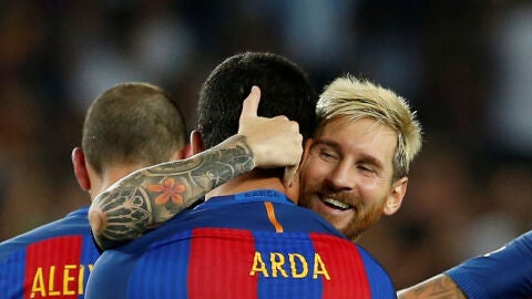 Arda Turan y Leo Messi se abrazan