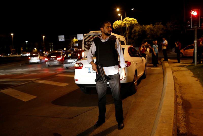 Al menos tres muertos en un segundo ataque contra comisaría en Turquía Al menos tres muertos en un segundo ataque contra comisaría en Turquía
