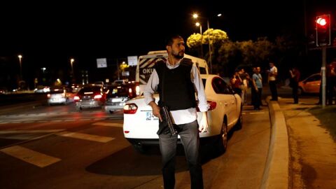 Polic&iacute;as vigilan el lugar de un atentado en Turqu&iacute;a