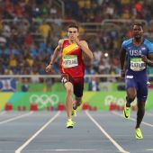 El panameño Alfonso Edward, el español Bruno Hortelano y el estadounidense Justin Gatlin compiten en los 200 m planos masculinos 