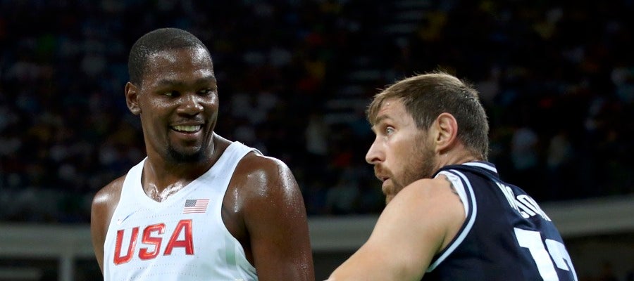 Kevin Durant sonríe ante las protestas de Nocioni Kevin Durant sonríe ante las protestas de Nocioni