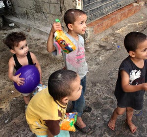 Niños sirios y palestinos conviven en el campo de refugiados palestino de Chatila, en Beirut Niños sirios y palestinos conviven en el campo de refugiados palestino de Chatila, en Beirut