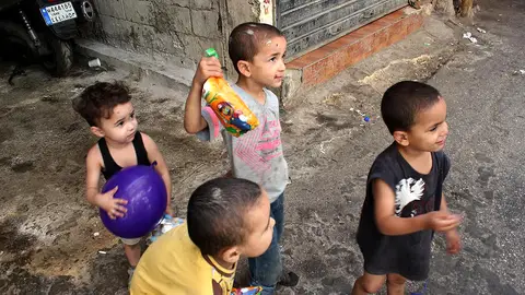 Niños sirios y palestinos conviven en el campo de refugiados palestino de Chatila, en Beirut Niños sirios y palestinos conviven en el campo de refugiados palestino de Chatila, en Beirut