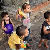 Niños sirios y palestinos conviven en el campo de refugiados palestino de Chatila, en Beirut
