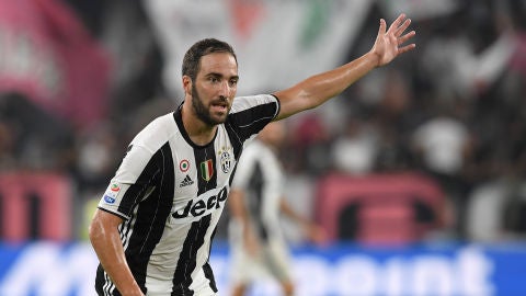 Gonzalo Higua&iacute;n en su debut con la Juventus