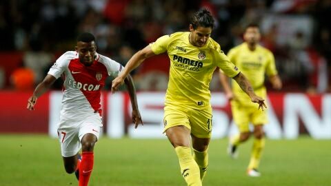 Pato controlando un bal&oacute;n en el campo del M&oacute;naco