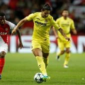Pato controlando un balón en el campo del Mónaco Pato controlando un balón en el campo del Mónaco