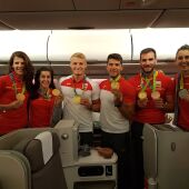 Parte de la delegación española en Río de Janeiro, en el avión de regreso a España