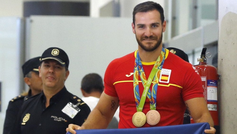 Saúl Craviotto muestra orgulloso las medallas conseguidas en Río 2016