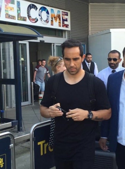 Claudio Bravo ya está en Manchester para cerrar su fichaje por el City de Guardiola Claudio Bravo ya está en Manchester para cerrar su fichaje por el City de Guardiola
