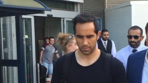 Bravo llegando a Manchester para cerrar su fichaje con el City