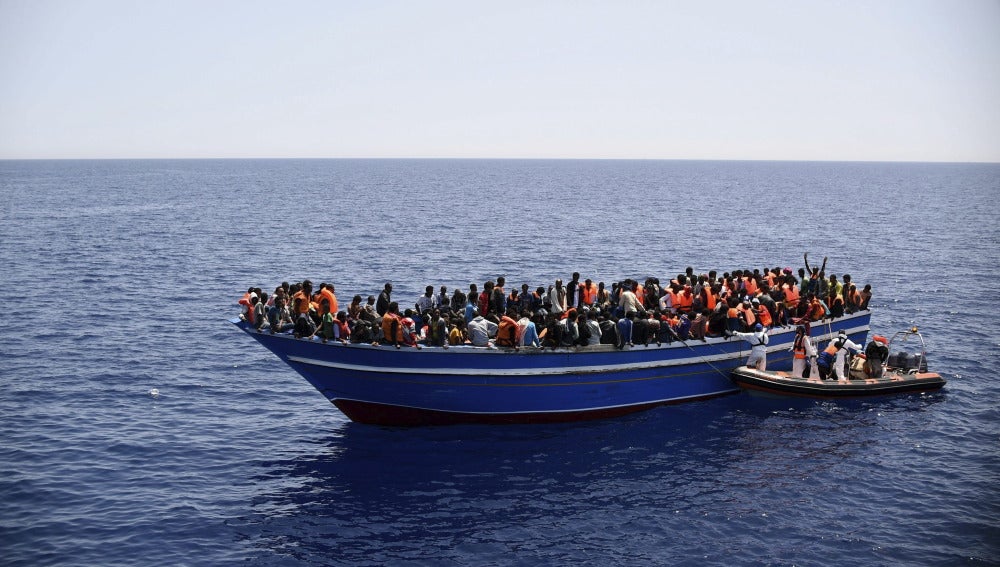 Una imagen de archivo de una barca llena de inmigrantes en el mar Mediterráneo.