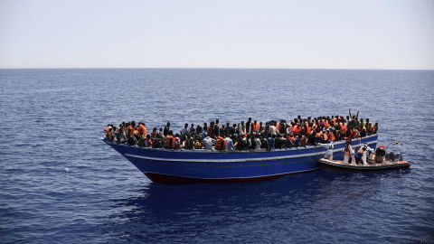 Una imagen de archivo de una barca llena de inmigrantes en el mar Mediterr&aacute;neo.