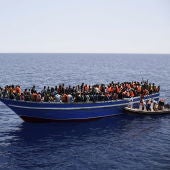 Una imagen de archivo de una barca llena de inmigrantes en el mar Mediterráneo.