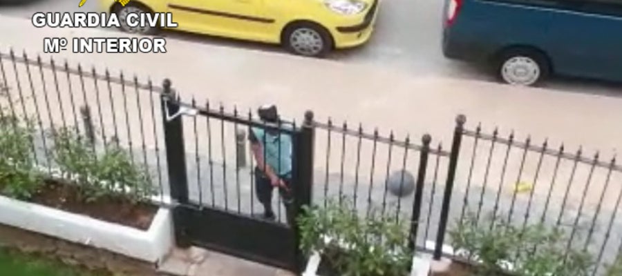 El detenido intentando entrar en la vivienda El detenido intentando entrar en la vivienda
