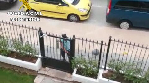 Imagen del detenido intentado entrar en la vivienda por la fuerza