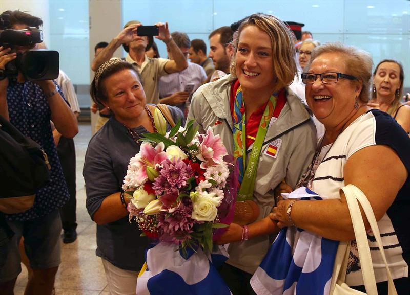 Un millar de personas ovaciona a la medallista Mireia Belmonte en Badalona Un millar de personas ovaciona a la medallista Mireia Belmonte en Badalona