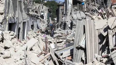 Equipos de emergencia buscan supervivientes entre los escombros en Amatrice, en el centro de Italia, hoy, 24 de agosto de 2016 Equipos de emergencia buscan supervivientes entre los escombros en Amatrice, en el centro de Italia