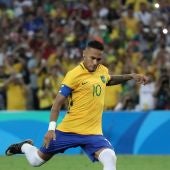 Neymar lanzando el penalti que daba el triunfo a Brasil en los JJOO
