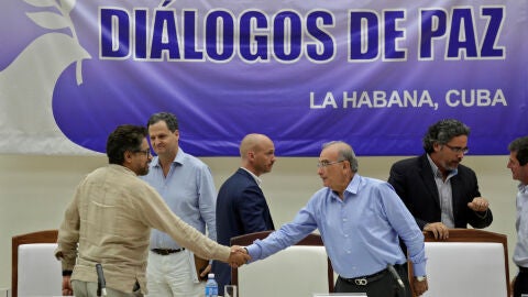Humberto de la Calle y las FARC principal negociador de Colombia Iv&aacute;n M&aacute;rquez se dan la mano despu&eacute;s de firmar el protocolo.