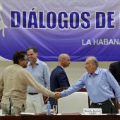 Humberto de la Calle y las FARC principal negociador de Colombia Iván Márquez se dan la mano después de firmar el protocolo.