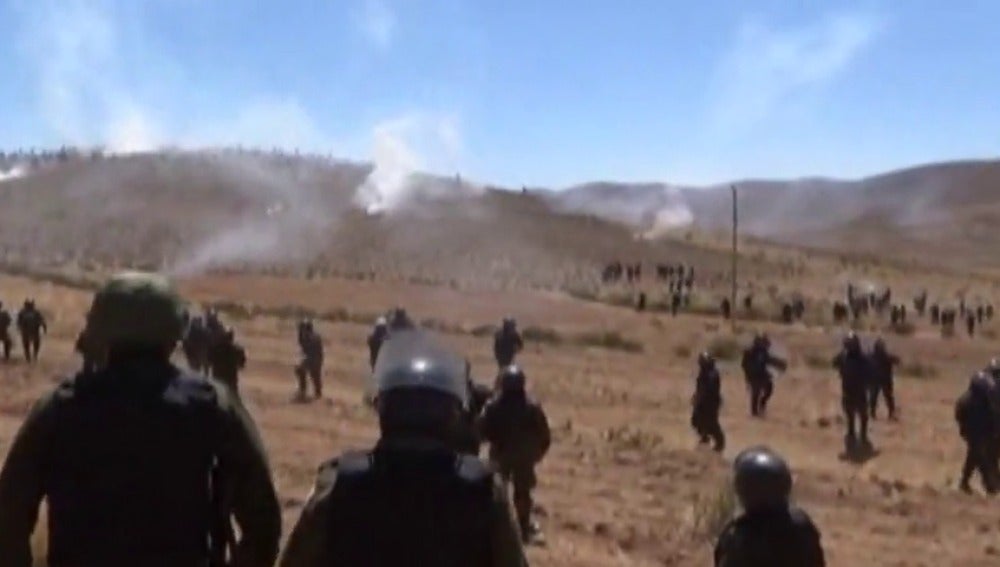 Frame 8.920462 de: Enfrentamientos entre mineros y policias en Bolivia
