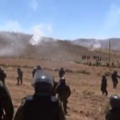 Frame 8.920462 de: Enfrentamientos entre mineros y policias en Bolivia