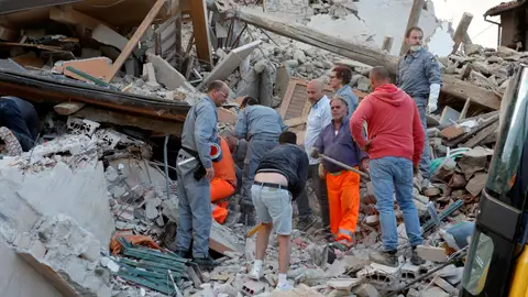 Labores de rescate tras el terremoto en Italia Labores de rescate tras el terremoto en Italia