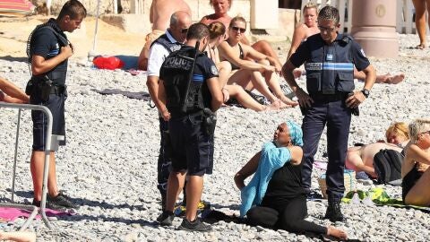 Las autoridades francesas obligan a una mujer a quitarse el 'burkini'