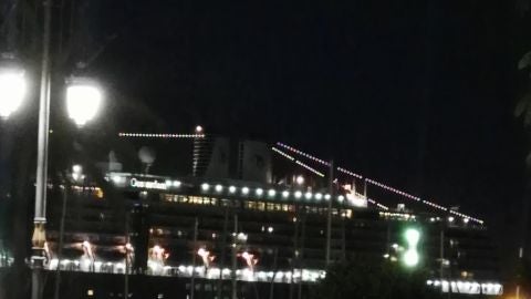 Imagen del crucero Oosterdam llegando a Ceuta en la madrugada del pasado martes