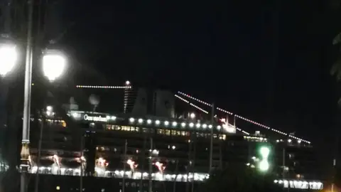 Oosterdam llegando a Ceuta Imagen del crucero Oosterdam llegando a Ceuta en la madrugada del pasado martes