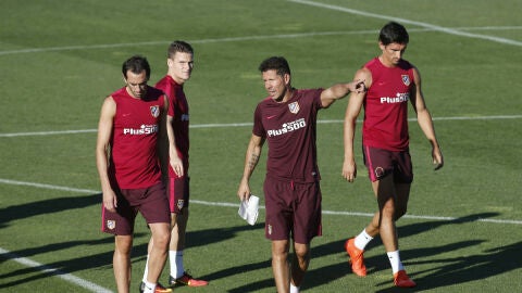 Simeone, con God&iacute;n, Gameiro y Savic