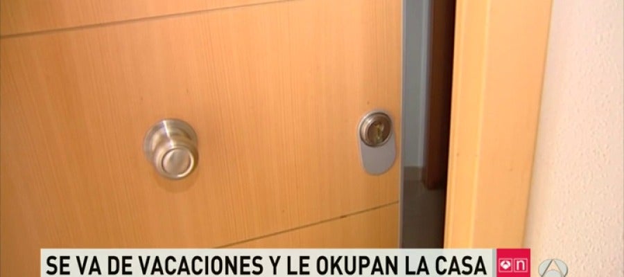 Frame 57.824073 de: Una vecina de El Molar vuelve de vacaciones y se encuentra a una familia de okupas viviendo en su casa Frame 57.824073 de: Una vecina de El Molar vuelve de vacaciones y se encuentra a una familia de okupas viviendo en su casa