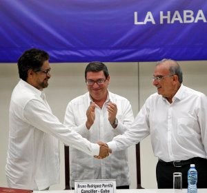 Colombia acaricia la ansiada paz con el acuerdo final entre el Gobierno y las FARC Colombia acaricia la ansiada paz con el acuerdo final entre el Gobierno y las FARC