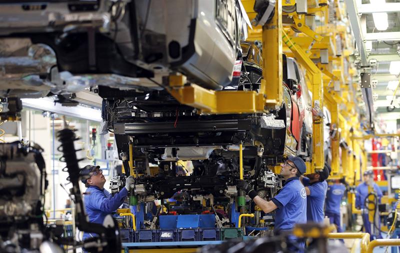 La economía española modera su crecimiento al 0,7 % en el tercer trimestre La economía española modera su crecimiento al 0,7 % en el tercer trimestre