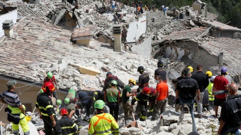 Los equipos de rescate trabajan despu&eacute;s de un terremoto en Pescara del Tronto, Italia central, 24 de agosto de 2016. 