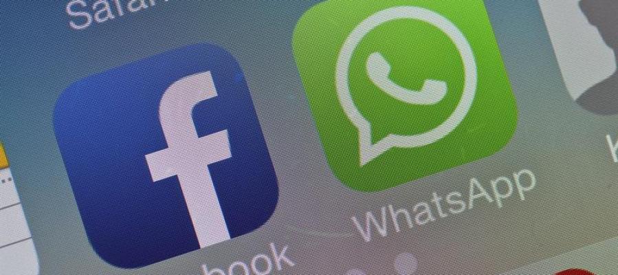 Los logotipos de Facebook y WhatsApp en la pantalla de un móvil Los logotipos de Facebook y WhatsApp en la pantalla de un móvil