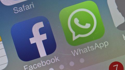 Los logotipos de Facebook y WhatsApp en la pantalla de un m&oacute;vil